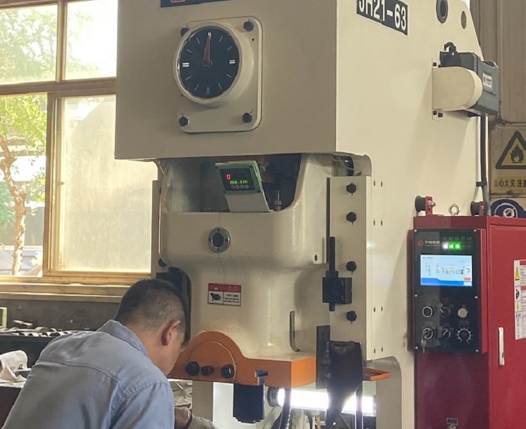 Présentation de nouveaux équipements pour faciliter la production de boulons