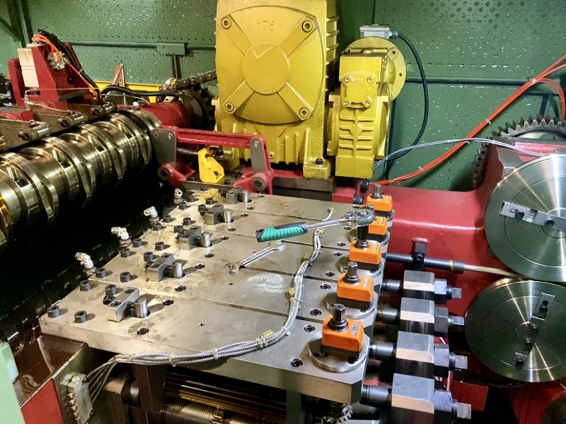 Jinan Star는 에너지를 절약하고 효율성을 향상시키기 위해 멀티 스테이션 CNC 콜드 헤딩 머신을 도입했습니다.