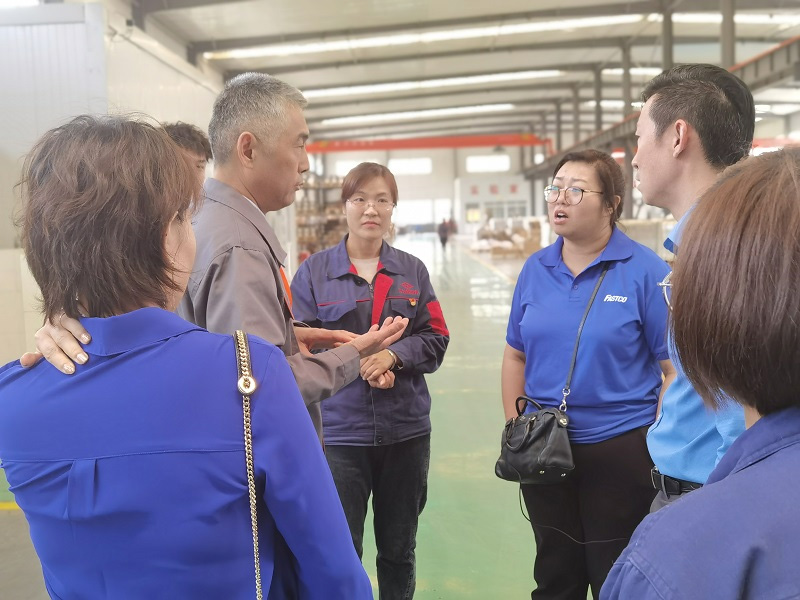 Khách hàng Mỹ FASTENAl &amp; FASTCO đến thăm công ty chúng tôi